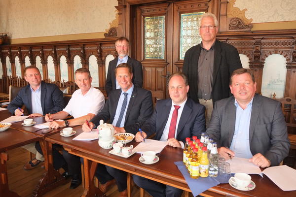 Unterzeichnung Kita Vereinbarung B&uuml;rgermeister Landrat