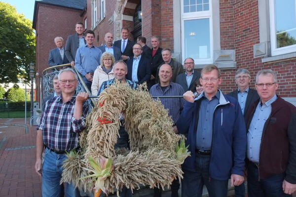 Aufh�ngen der Erntekrone im Kreishaus
