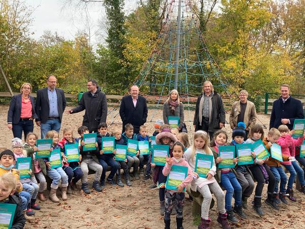 Kinderbuch �bergabe Wiesede